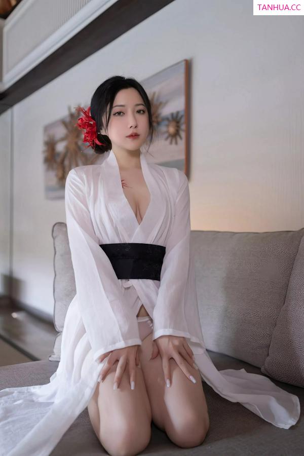 鱼子酱fish  [XiuRen]高清写真图 2025.07.04 No.10514 鱼子酱Fish 白色丝袜第20张图片